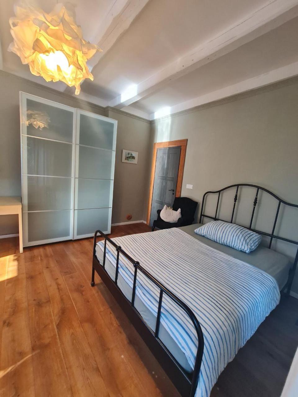Guest Rooms in Private Home by Airport, Shared Bath, Non-Smoking, Contactless Check-in, No Staff, Quiet Stay, Short Stay