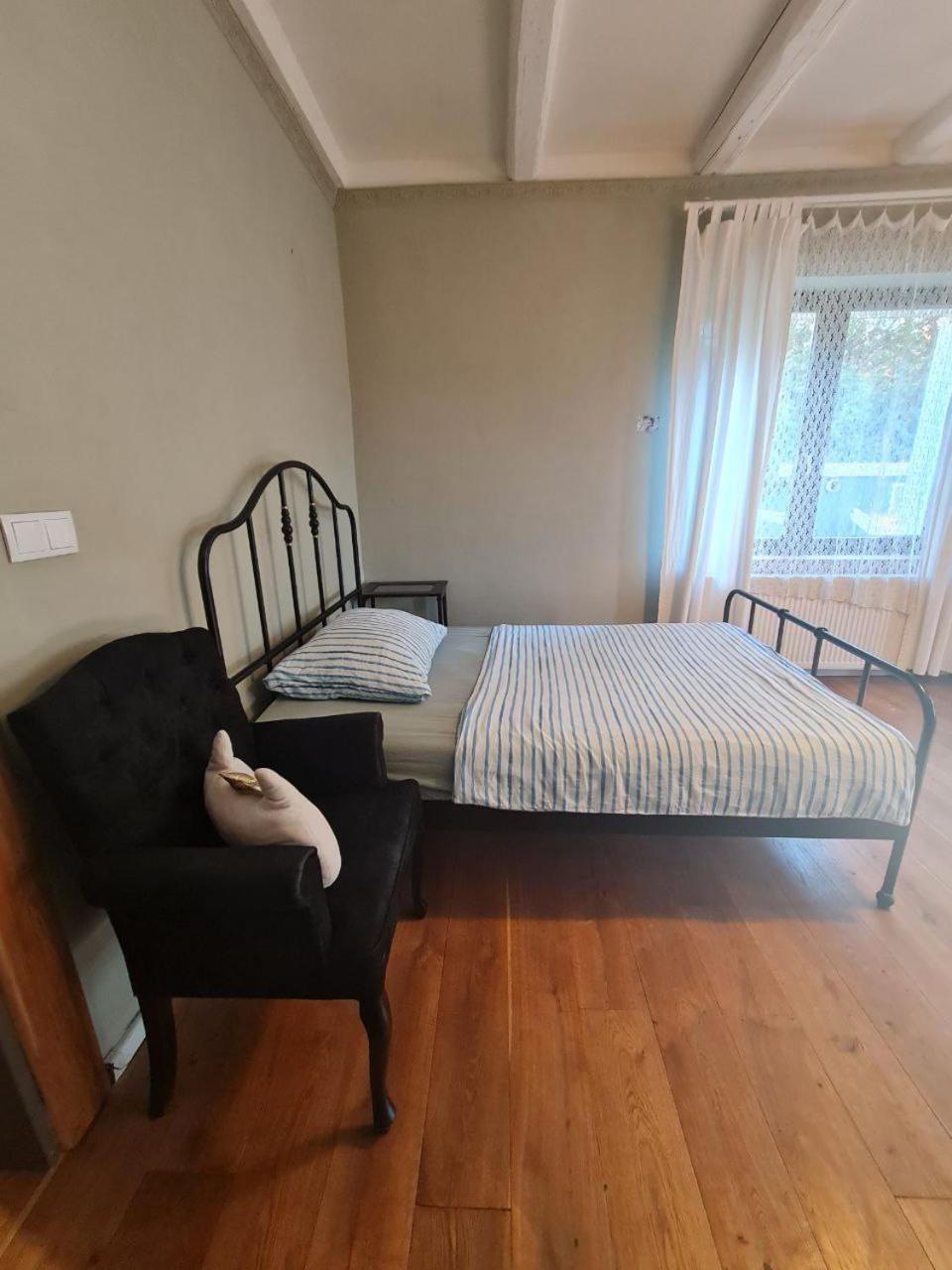 Guest Rooms in Private Home by Airport, Shared Bath, Non-Smoking, Contactless Check-in, No Staff, Quiet Stay, Short Stay