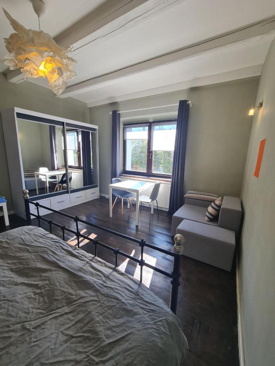 Guest Rooms in Private Home by Airport, Shared Bath, Non-Smoking, Contactless Check-in, No Staff, Quiet Stay, Short Stay