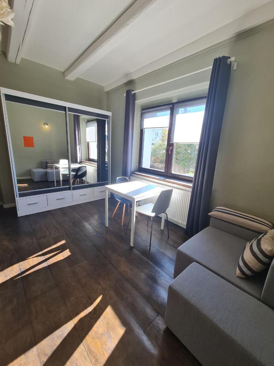 Guest Rooms in Private Home by Airport, Shared Bath, Non-Smoking, Contactless Check-in, No Staff, Quiet Stay, Short Stay