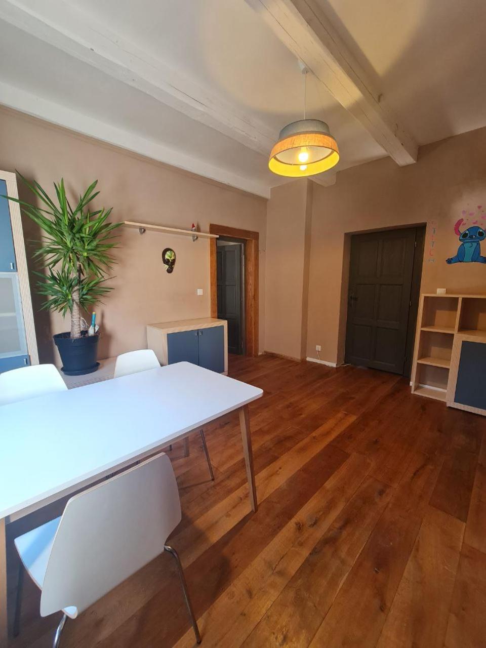 Guest Rooms in Private Home by Airport, Shared Bath, Non-Smoking, Contactless Check-in, No Staff, Quiet Stay, Short Stay
