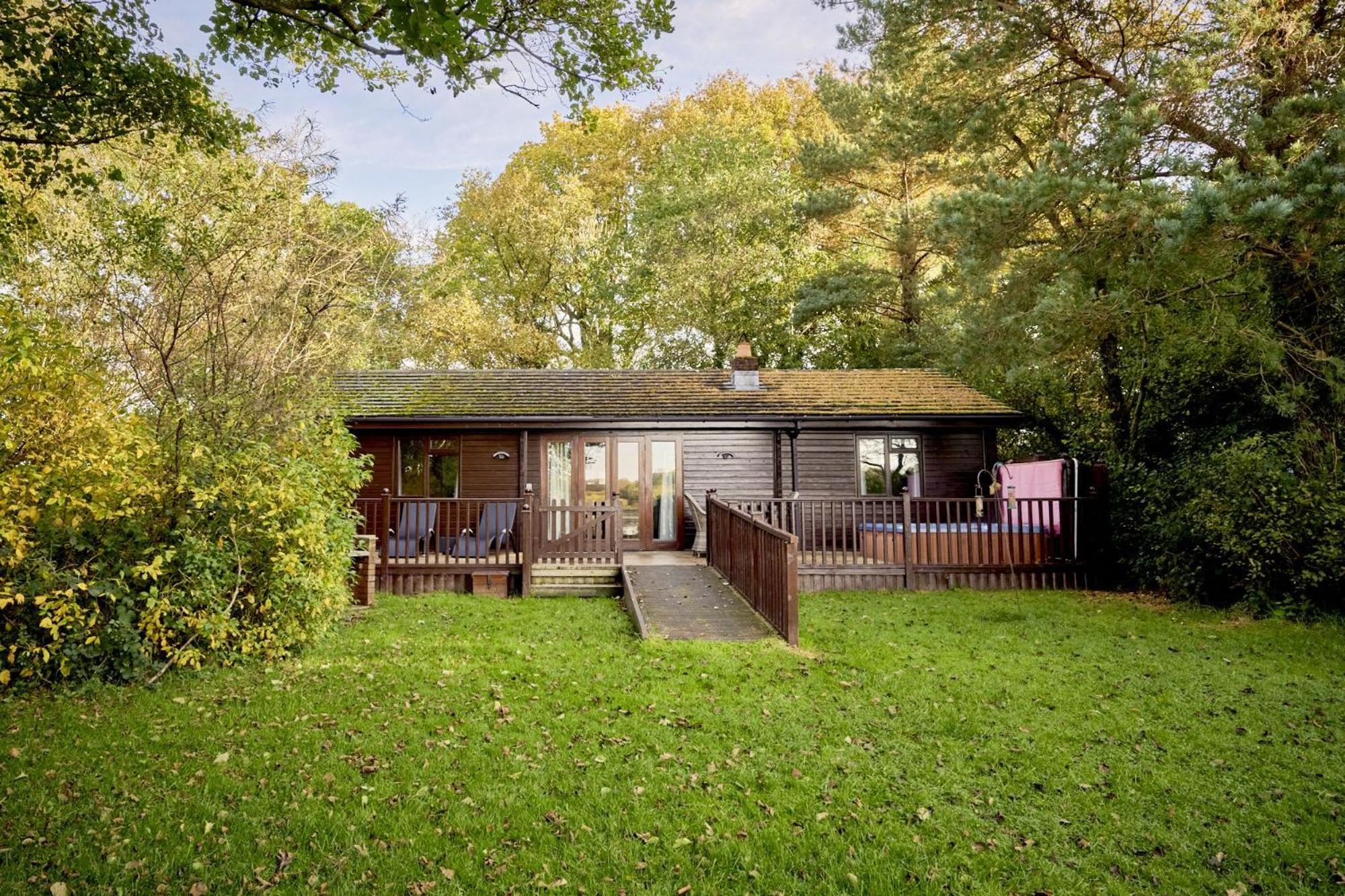 Dunnock Lodge with Hot-tub