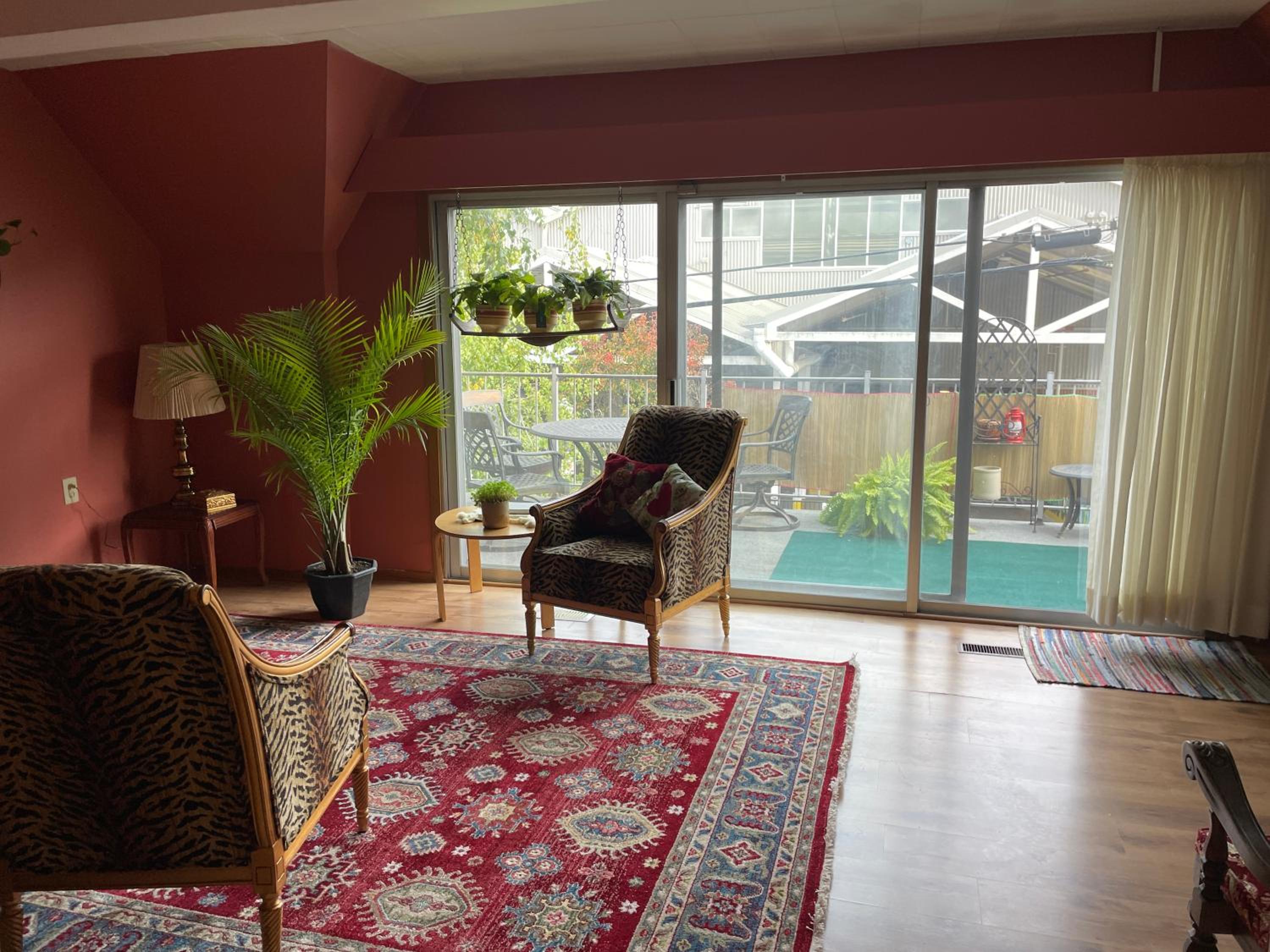 Big apartment by the Farmers market