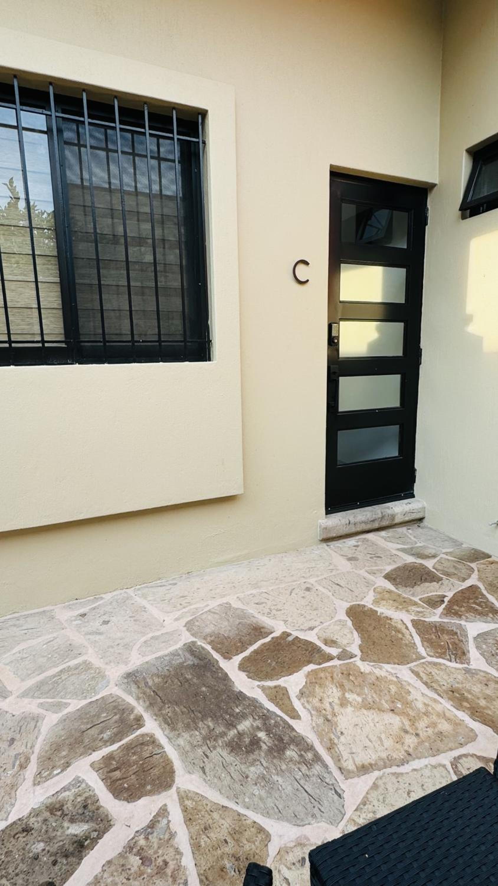 Private 1 Bedroom Guesthouse Walk to everything - Roof Top Patio