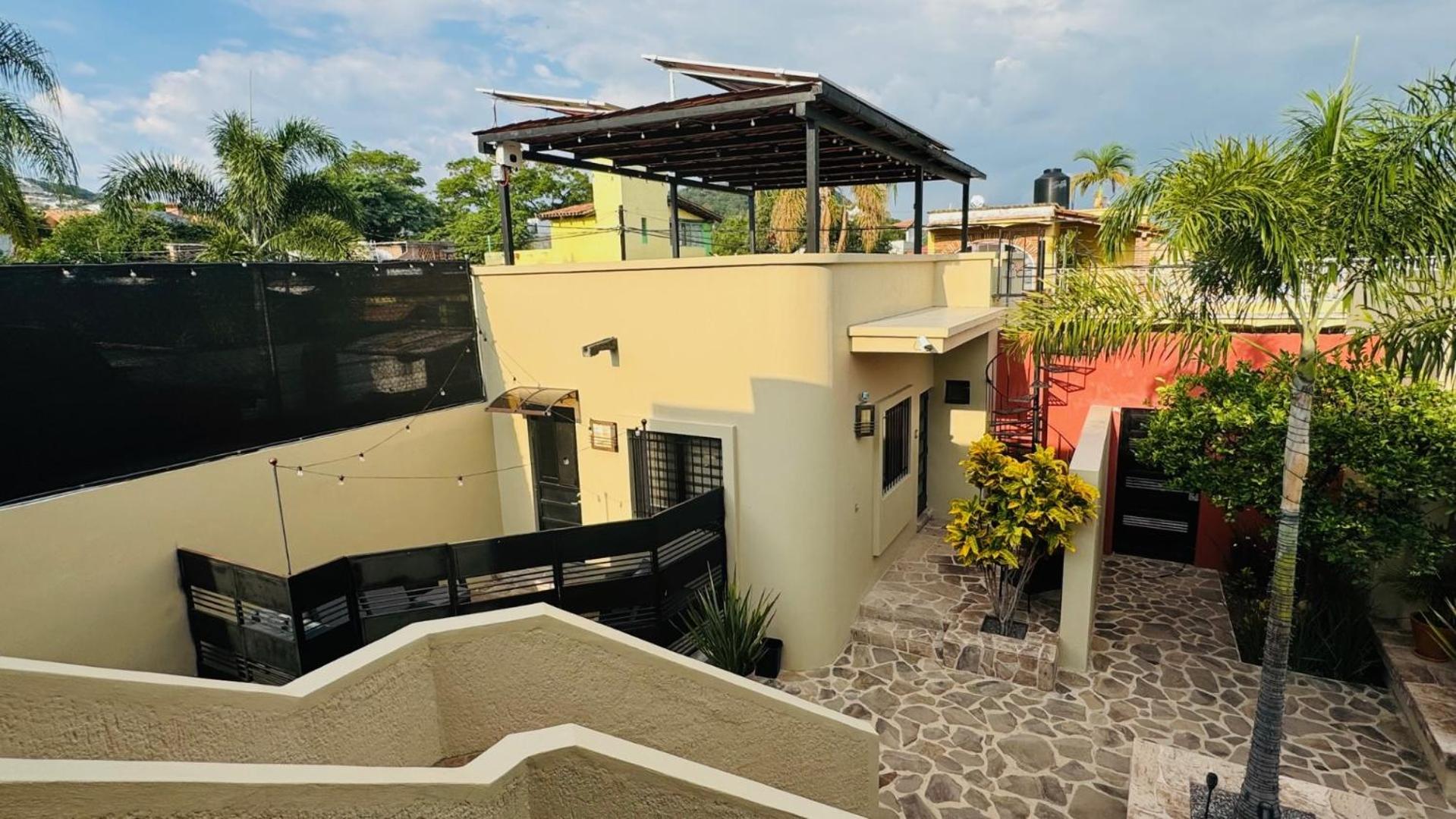 Private 1 Bedroom Guesthouse Walk to everything - Roof Top Patio