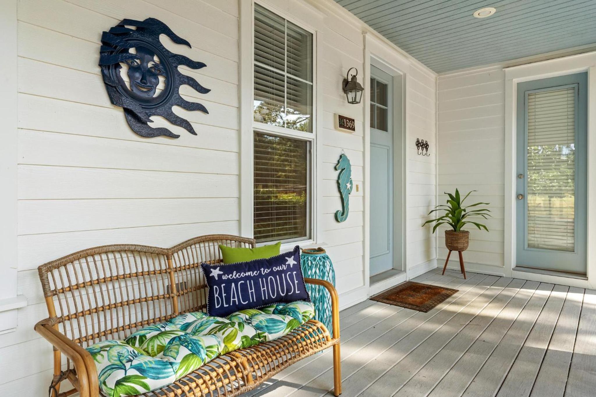1369 Laurel Grove - The Crows Nest view 2