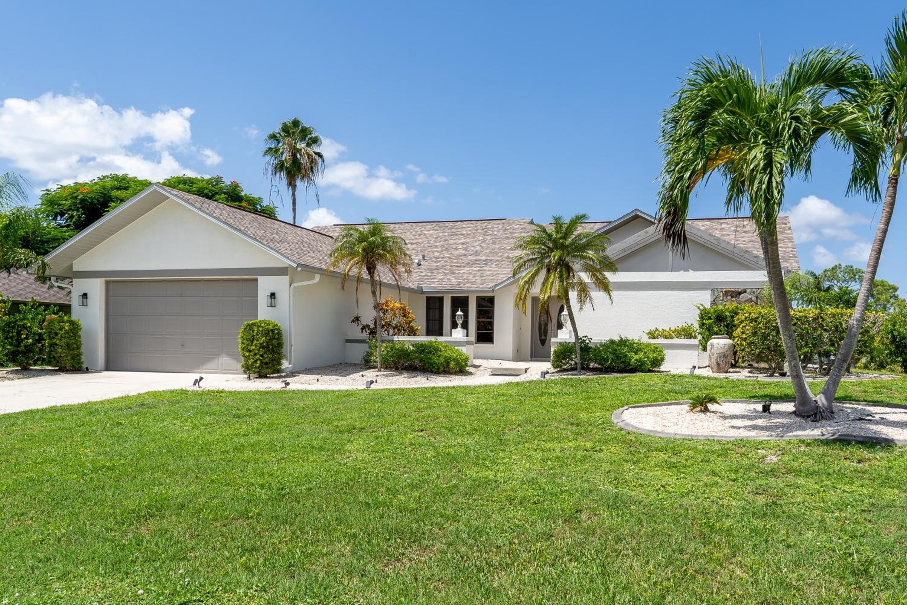 Palm Breeze: Heated Pool, Spa, Water Views, Beach