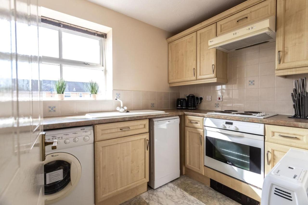 Thorley Apartment in North Swindon, Sleeps 4 in 2 bedrooms, Long Stay Disc, Parking view 2