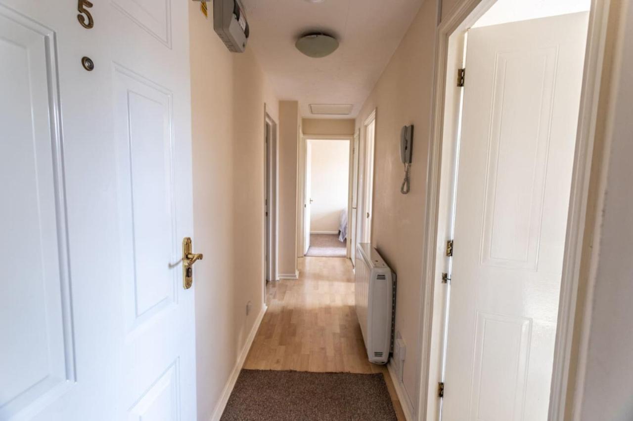 Thorley Apartment in North Swindon, Sleeps 4 in 2 bedrooms, Long Stay Disc, Parking view 3