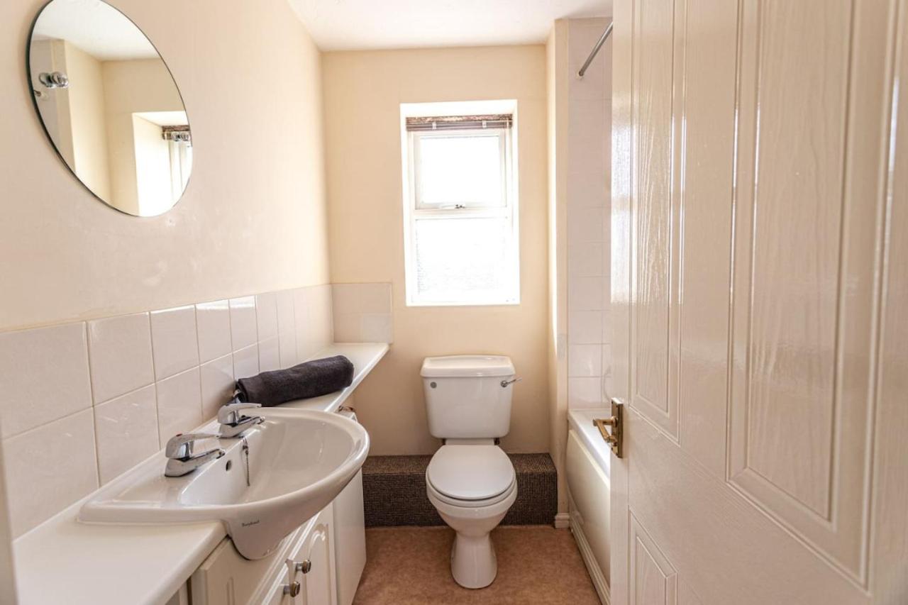Thorley Apartment in North Swindon, Sleeps 4 in 2 bedrooms, Long Stay Disc, Parking view 4