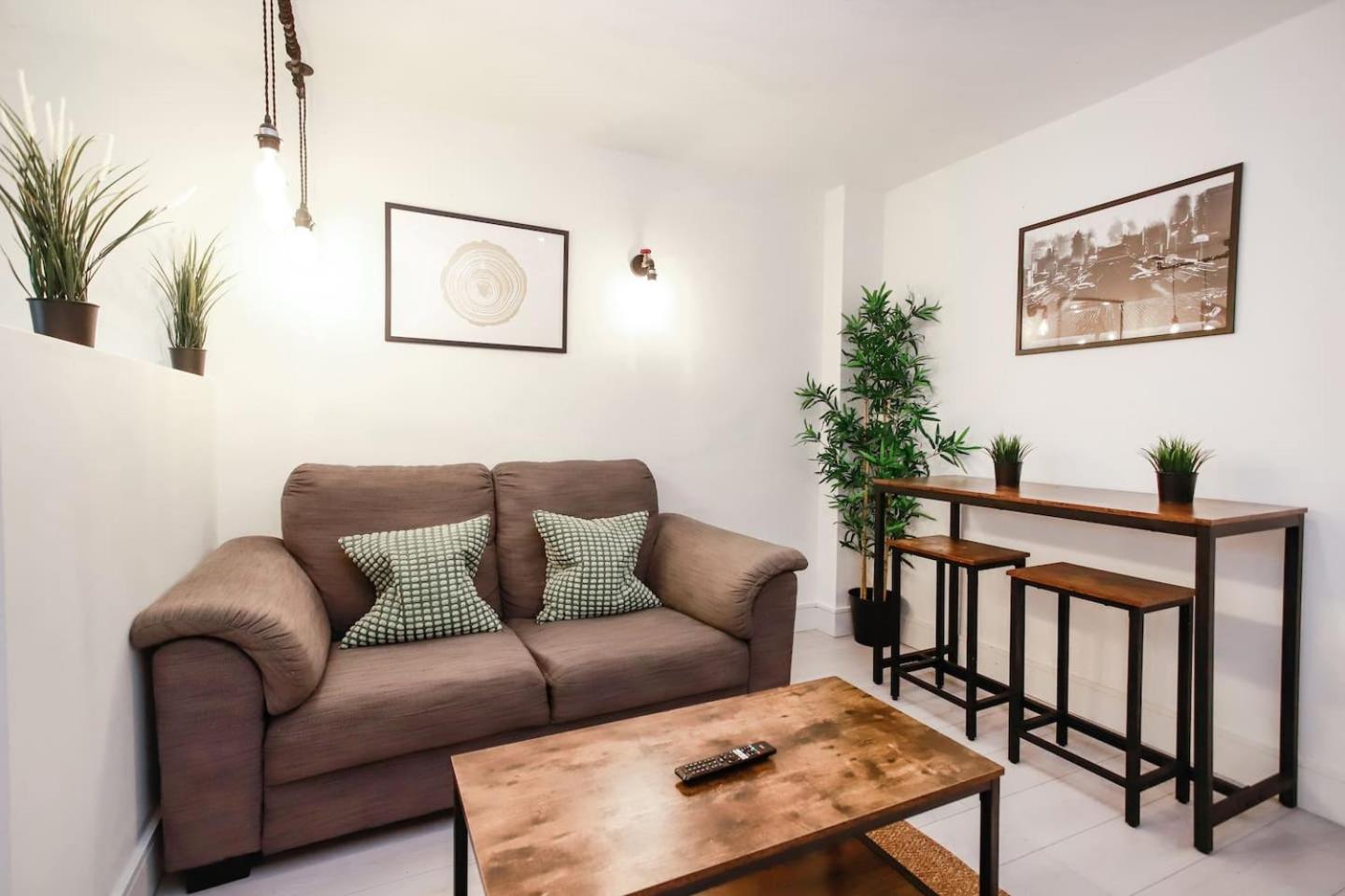Flat 12 Central Location Long Stay Wyvern Theatre by ShortStayUK