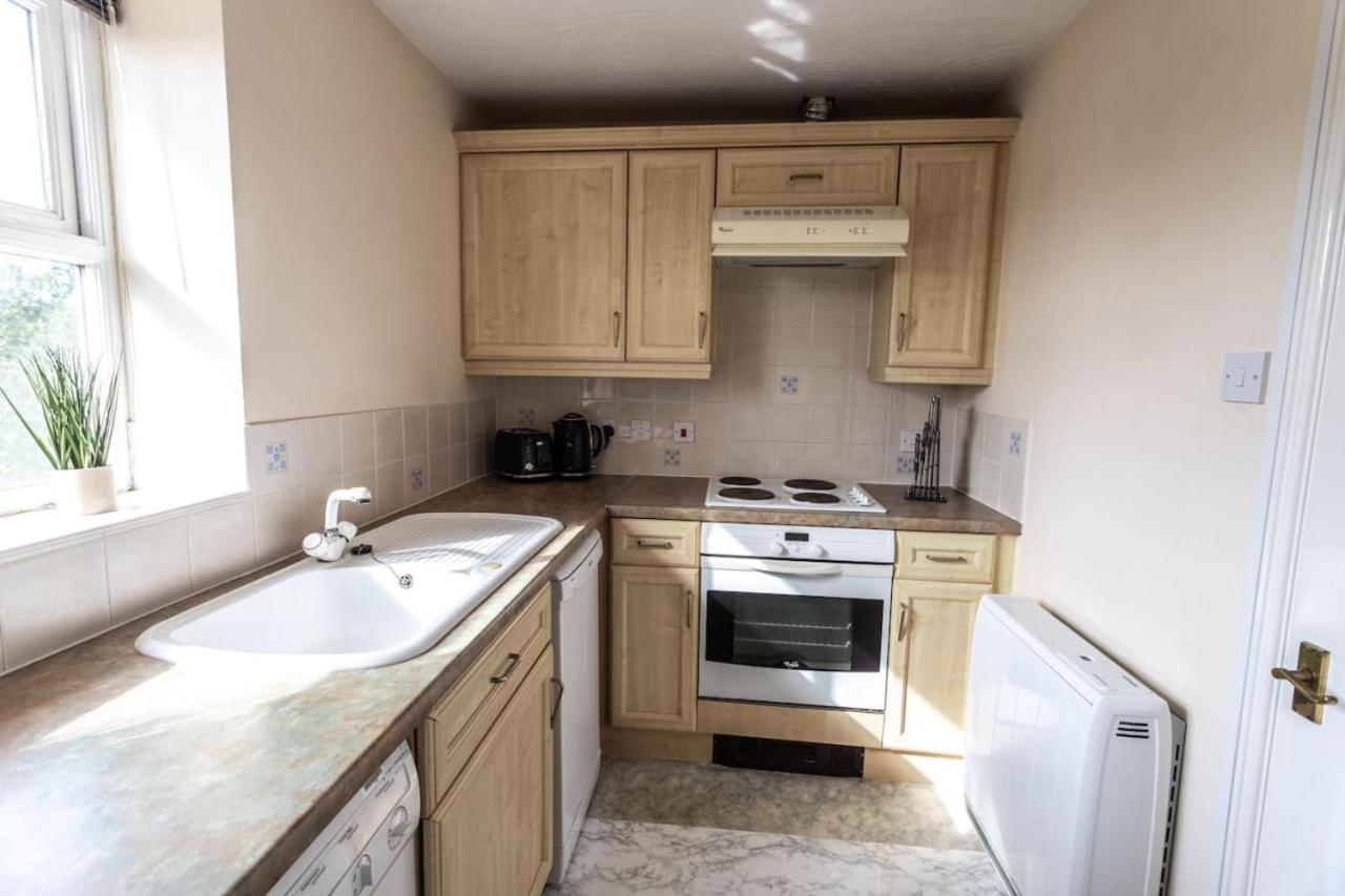 Thorley Apartment in North Swindon, Sleeps 4 in 2 bedrooms, Long Stay Disc, Parking view 5