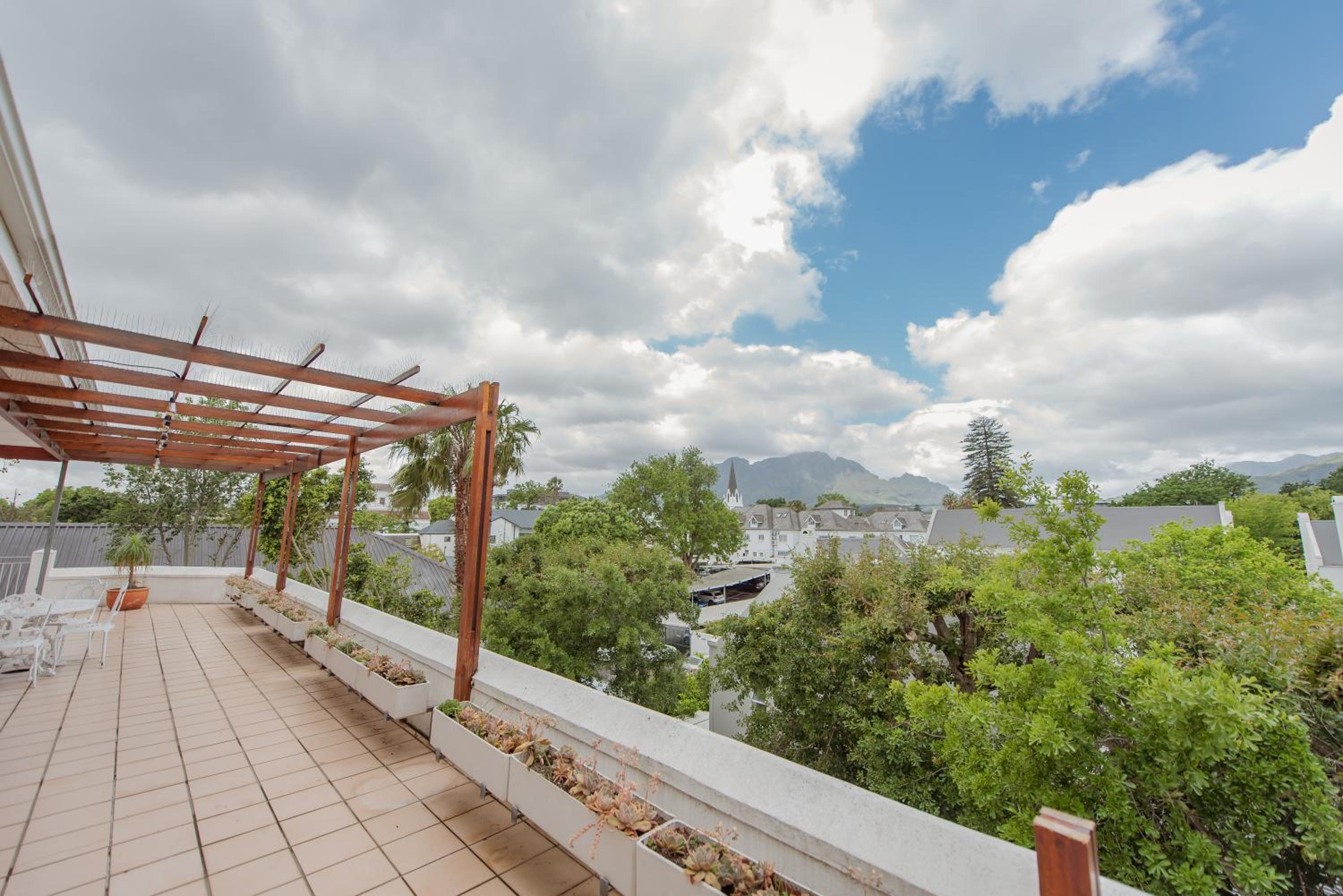 3-Bedroom Penthouse in Stellenbosch for 5 Guests with Stunning Mountain Views