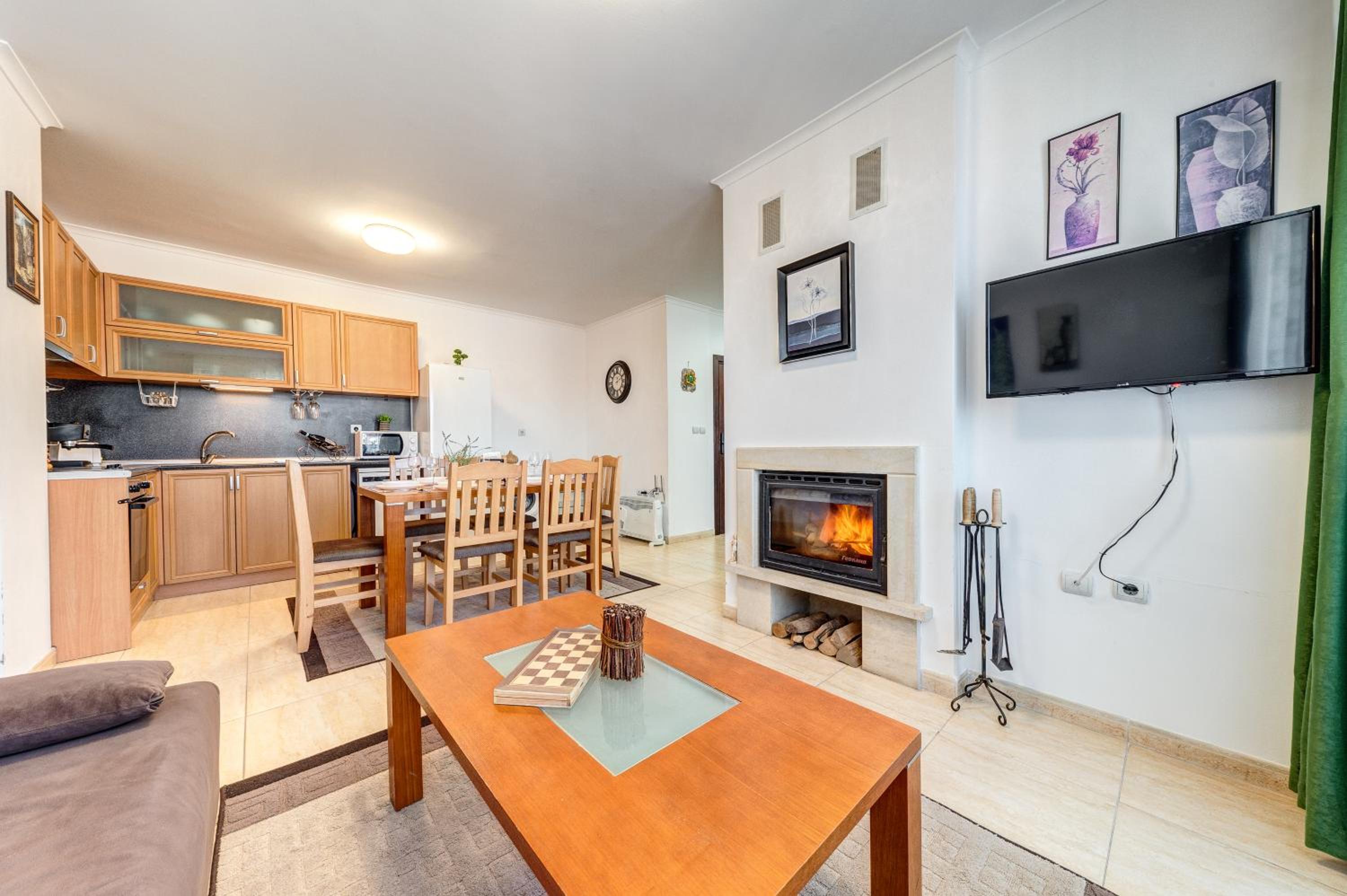 By the Fireplace Cozy 2BD Flat with a nice view