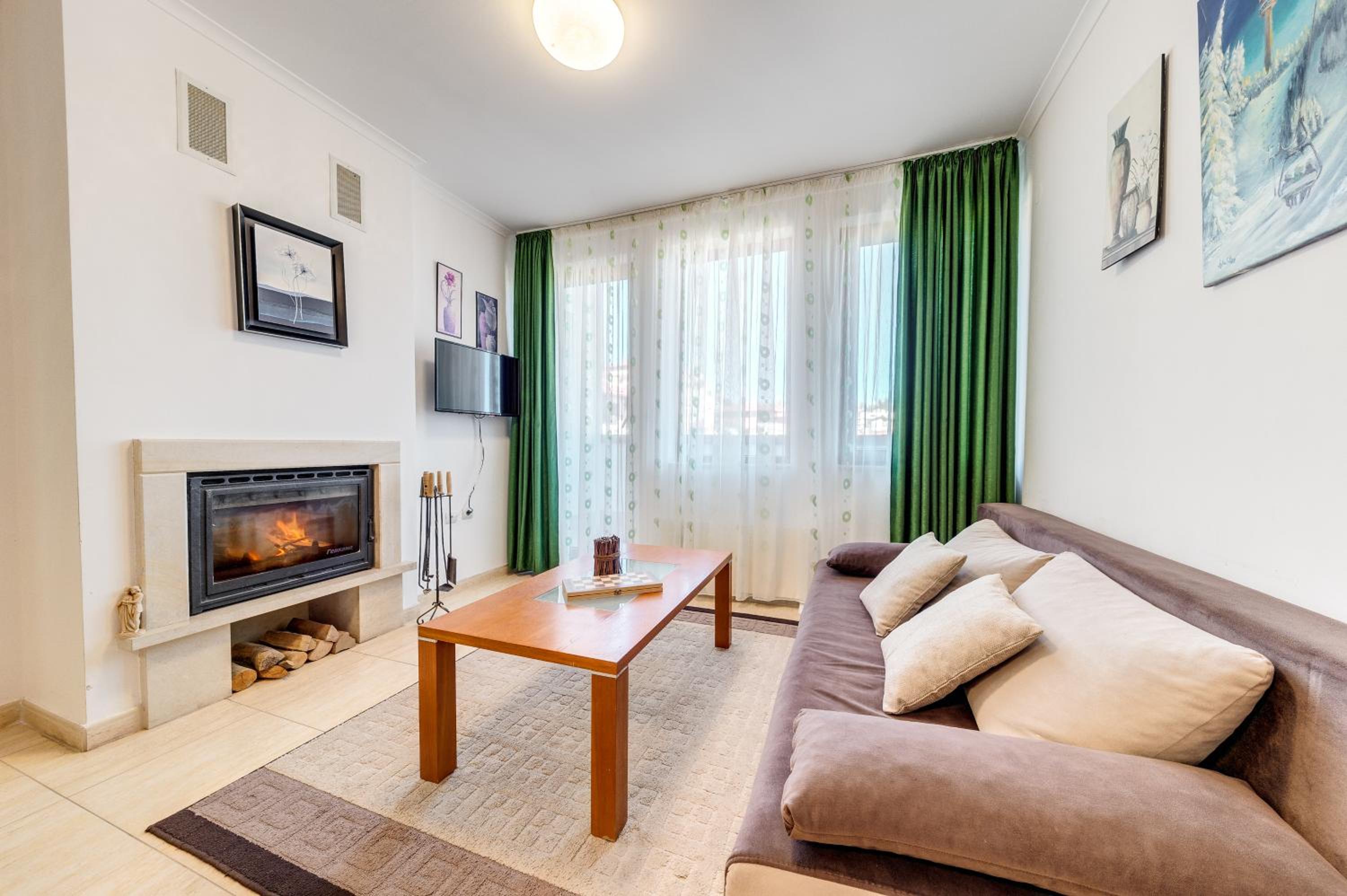 By the Fireplace Cozy 2BD Flat with a nice view