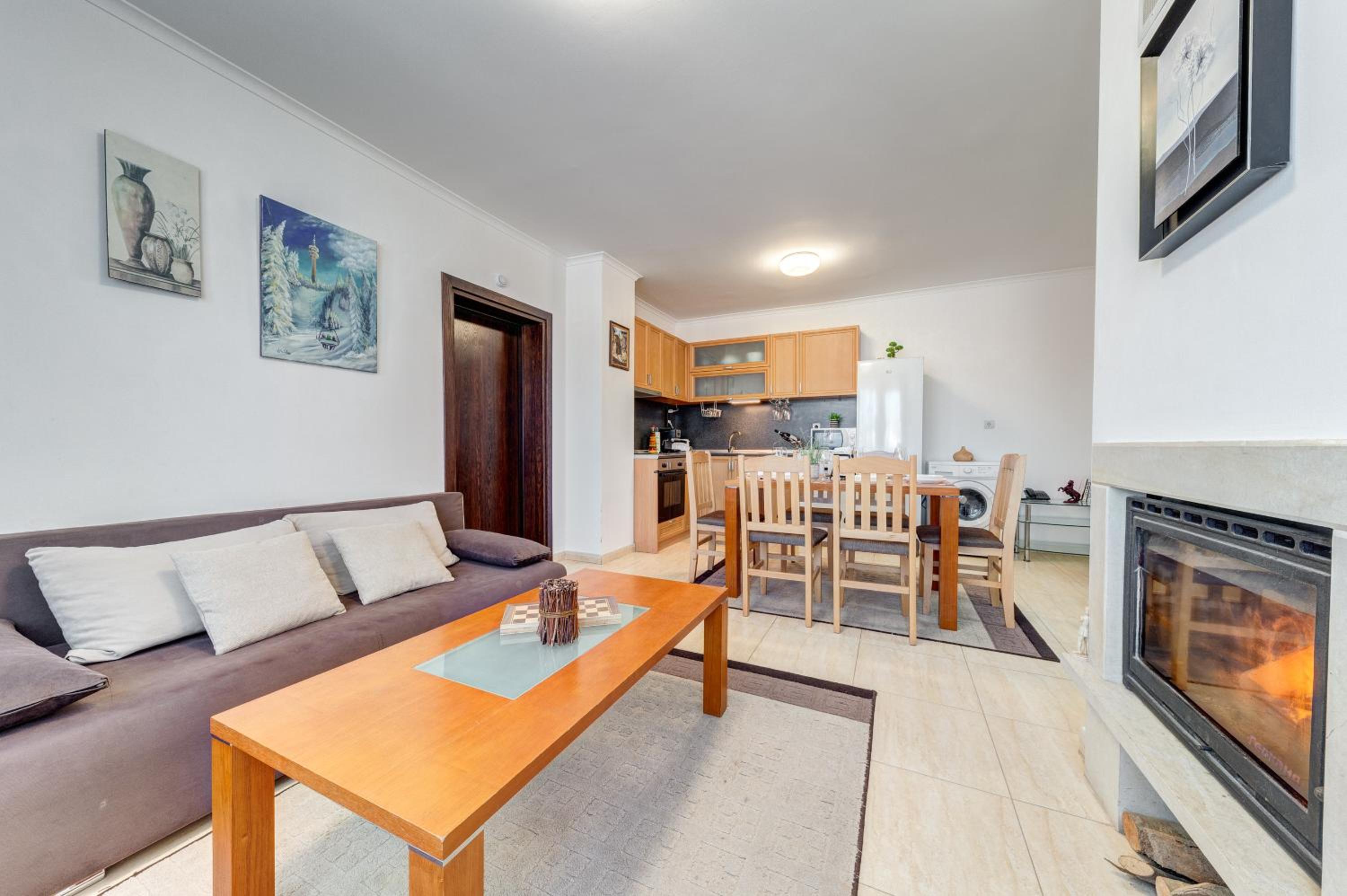 By the Fireplace Cozy 2BD Flat with a nice view