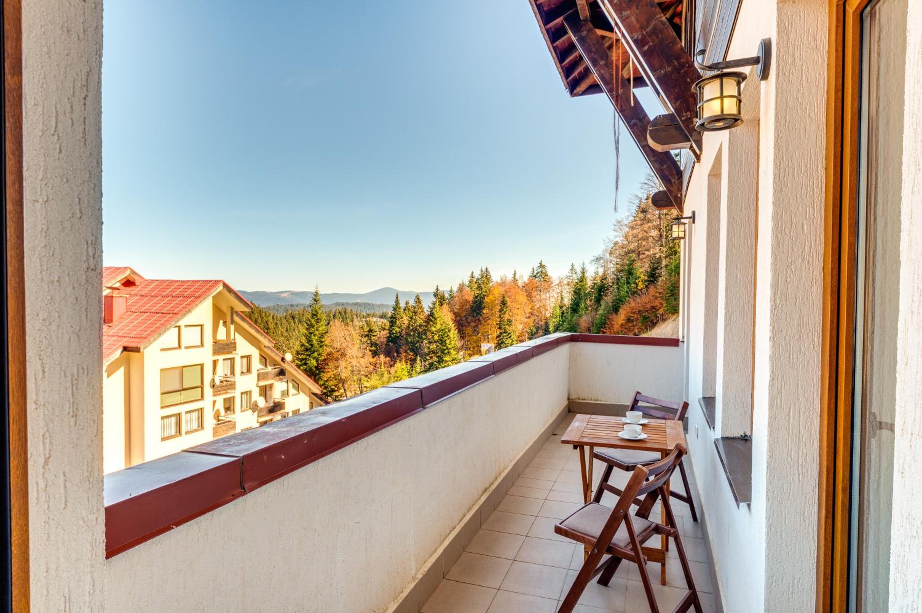 By the Fireplace Cozy 2BD Flat with a nice view