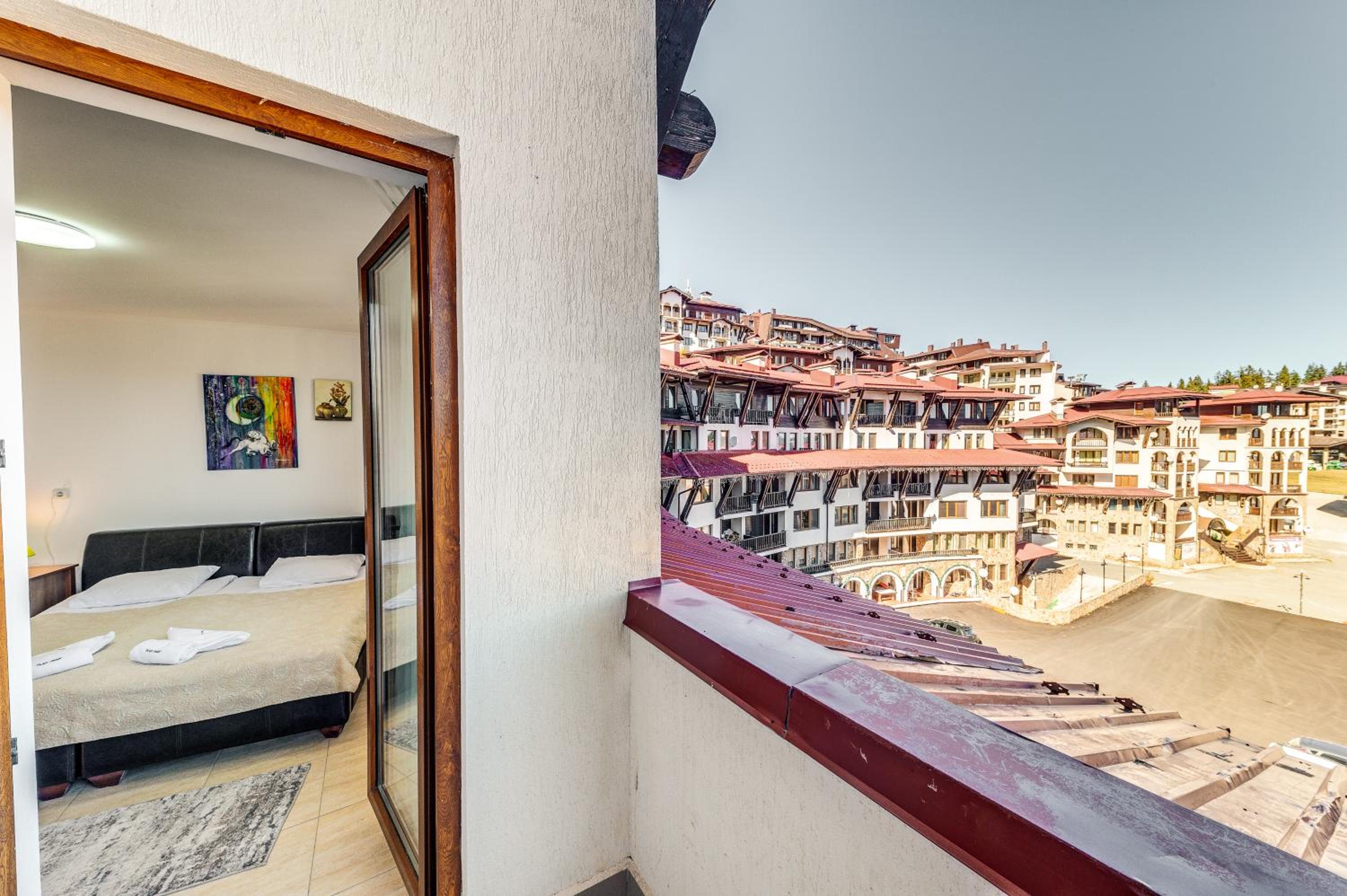 By the Fireplace Cozy 2BD Flat with a nice view