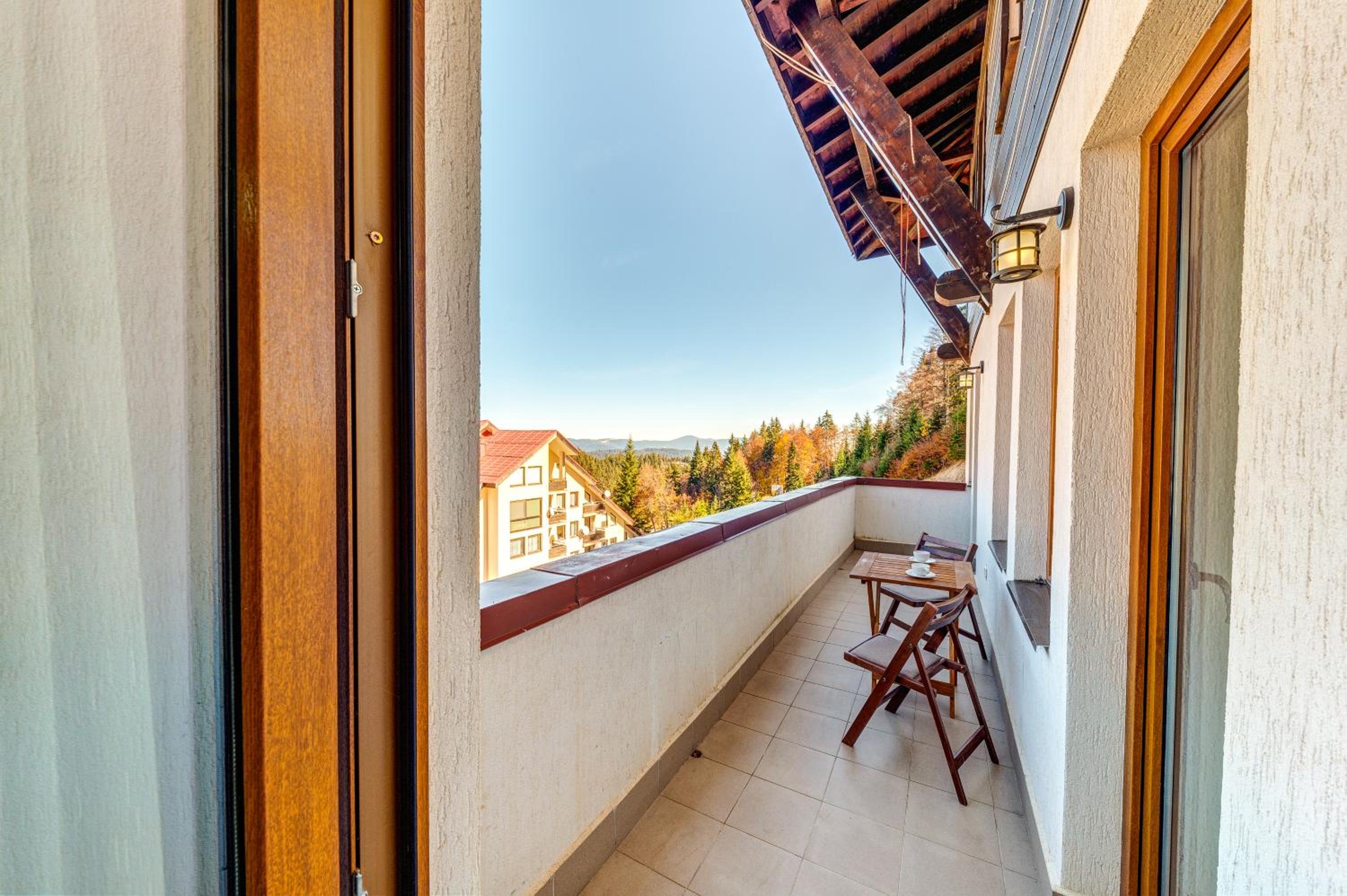 By the Fireplace Cozy 2BD Flat with a nice view