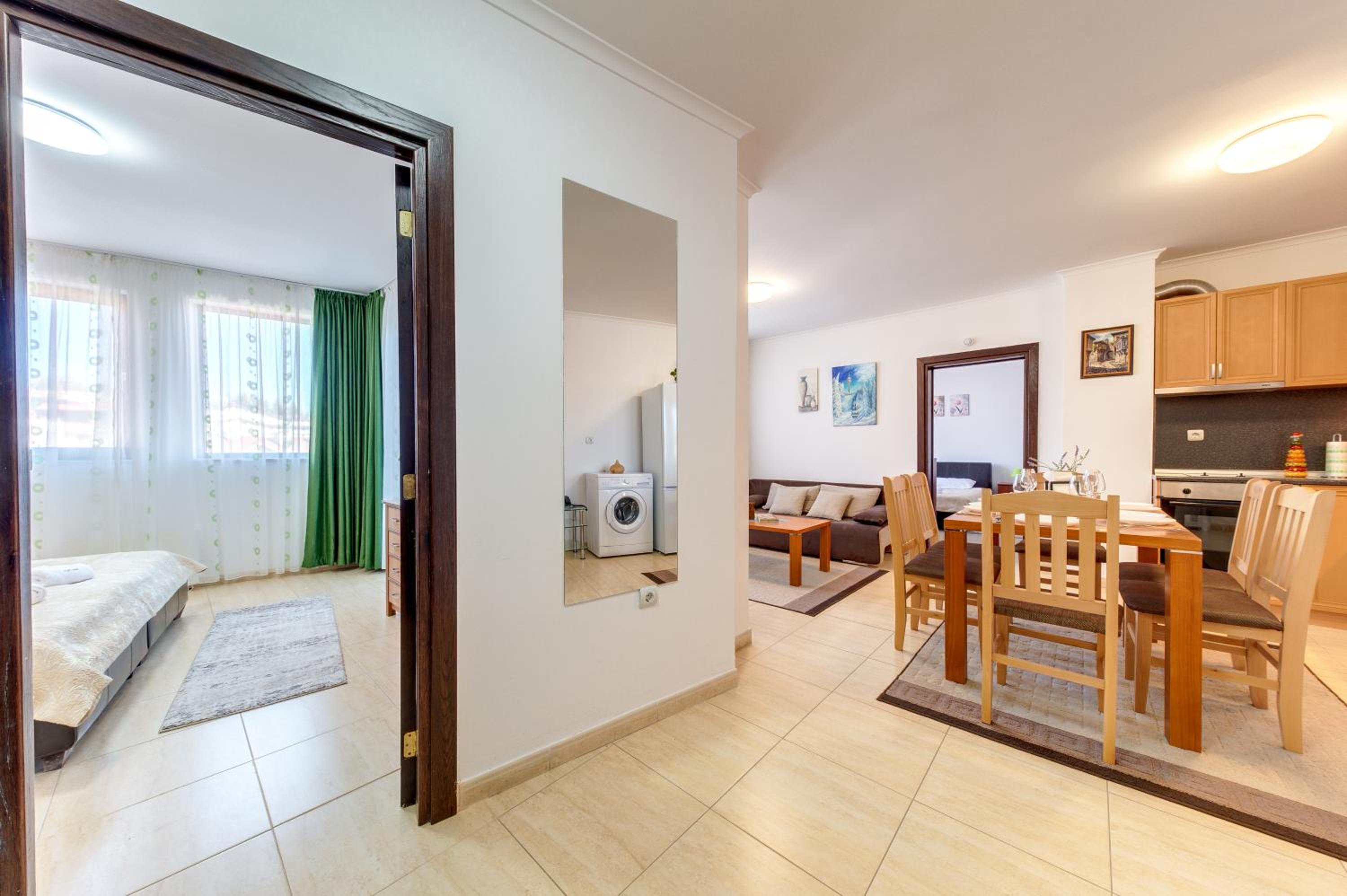 By the Fireplace Cozy 2BD Flat with a nice view