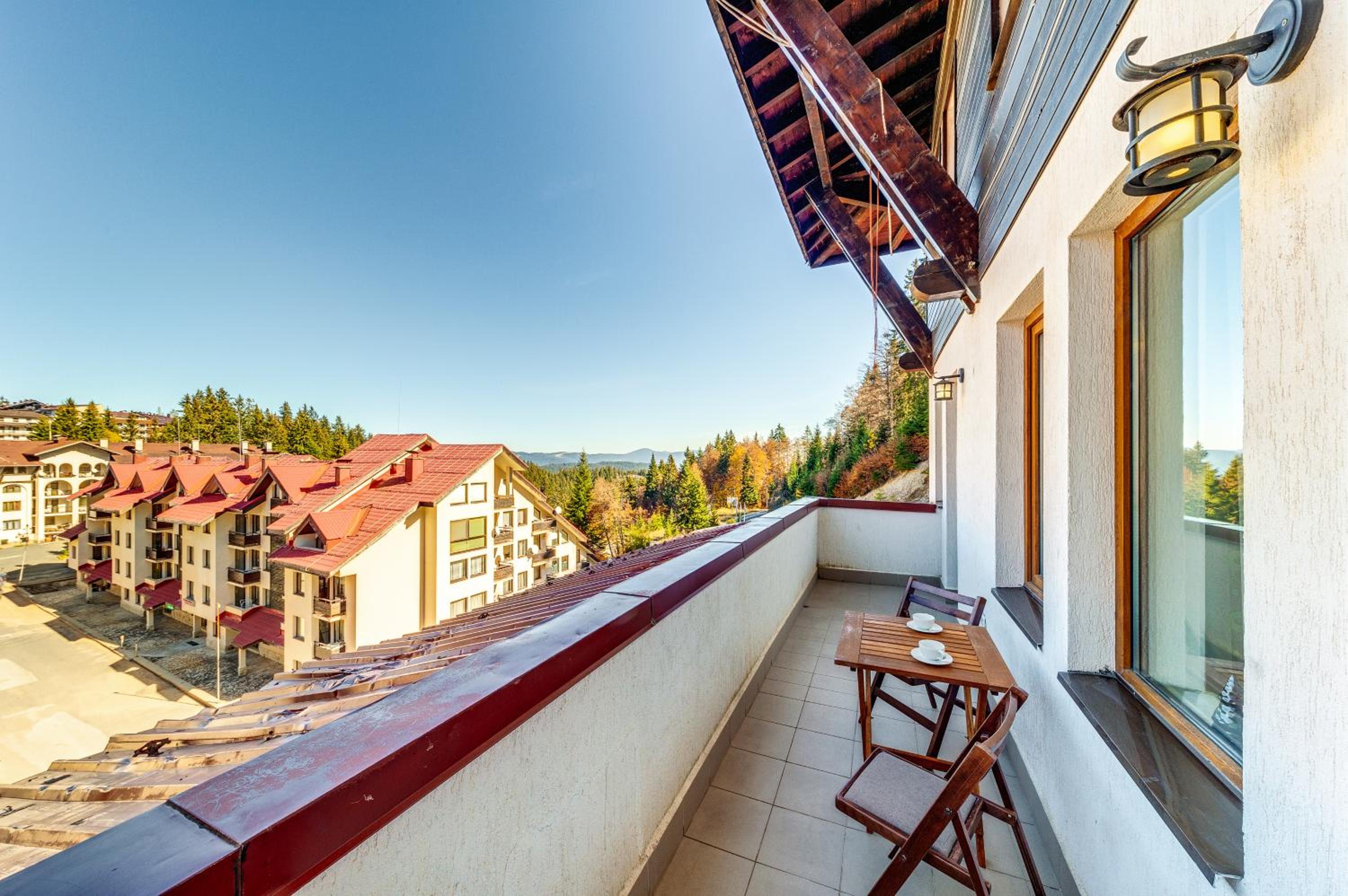 By the Fireplace Cozy 2BD Flat with a nice view