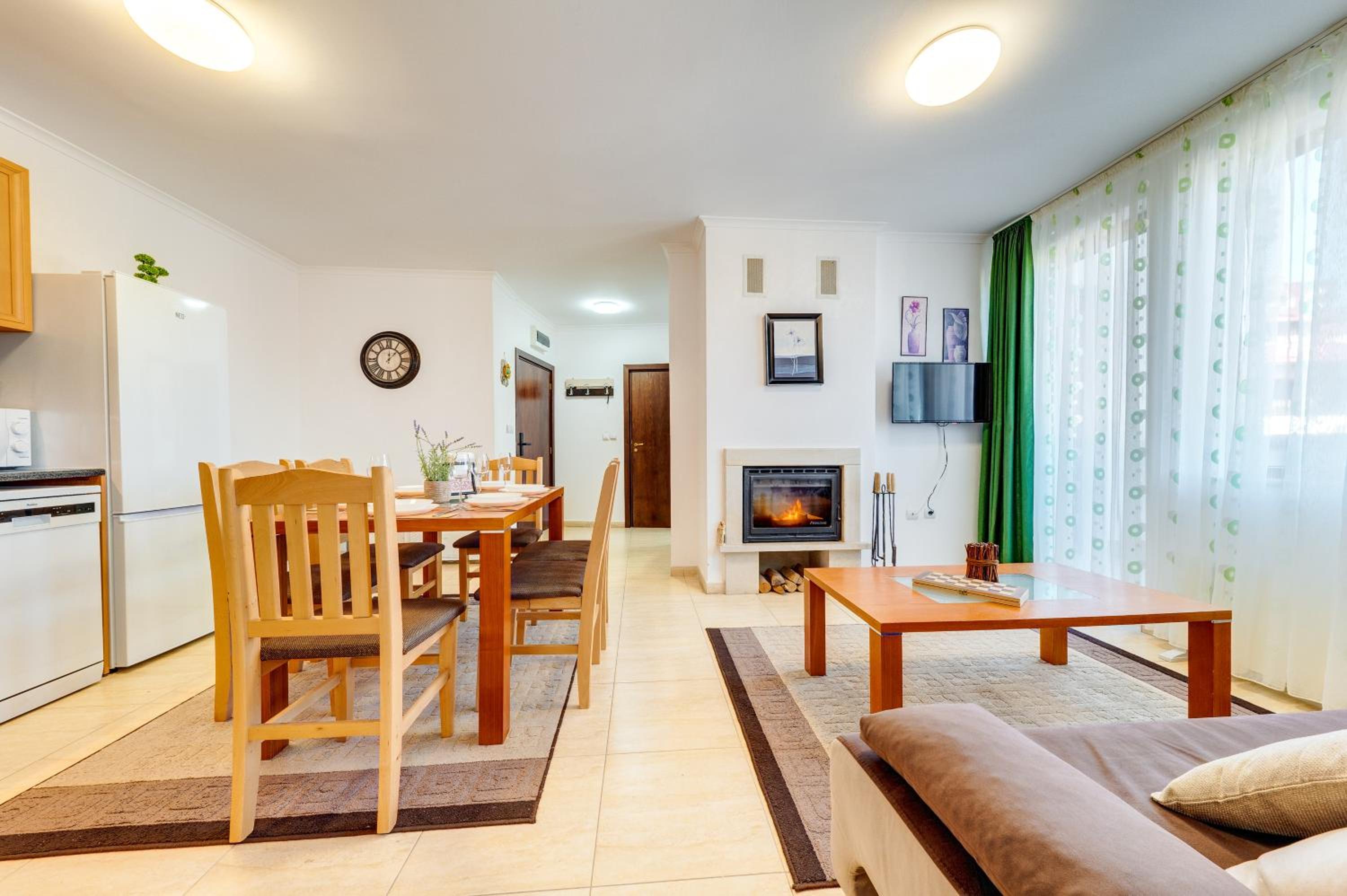 By the Fireplace Cozy 2BD Flat with a nice view
