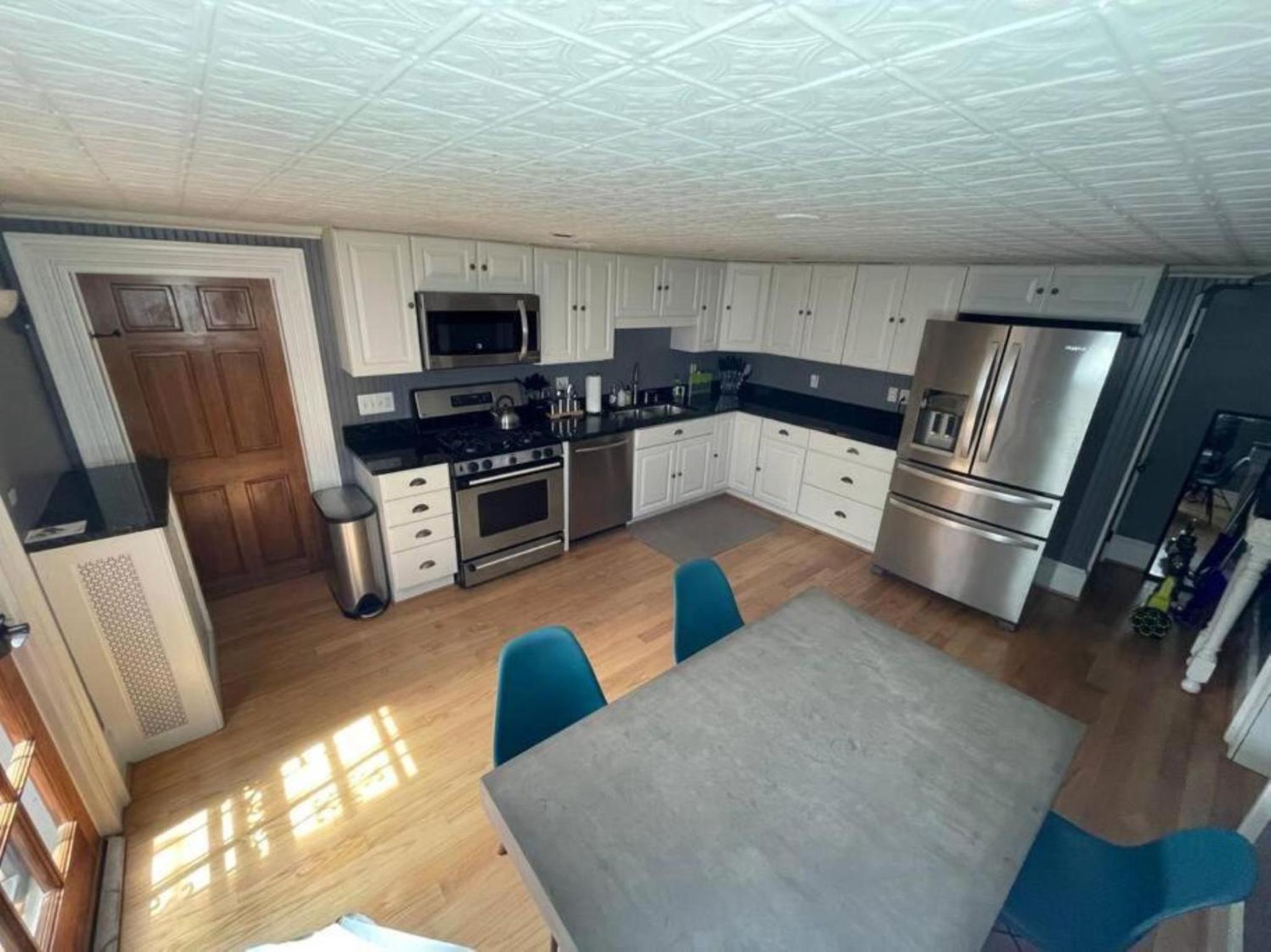 Spacious Capitol Hill 2 Bedroom Apartment with Free Parking view 3