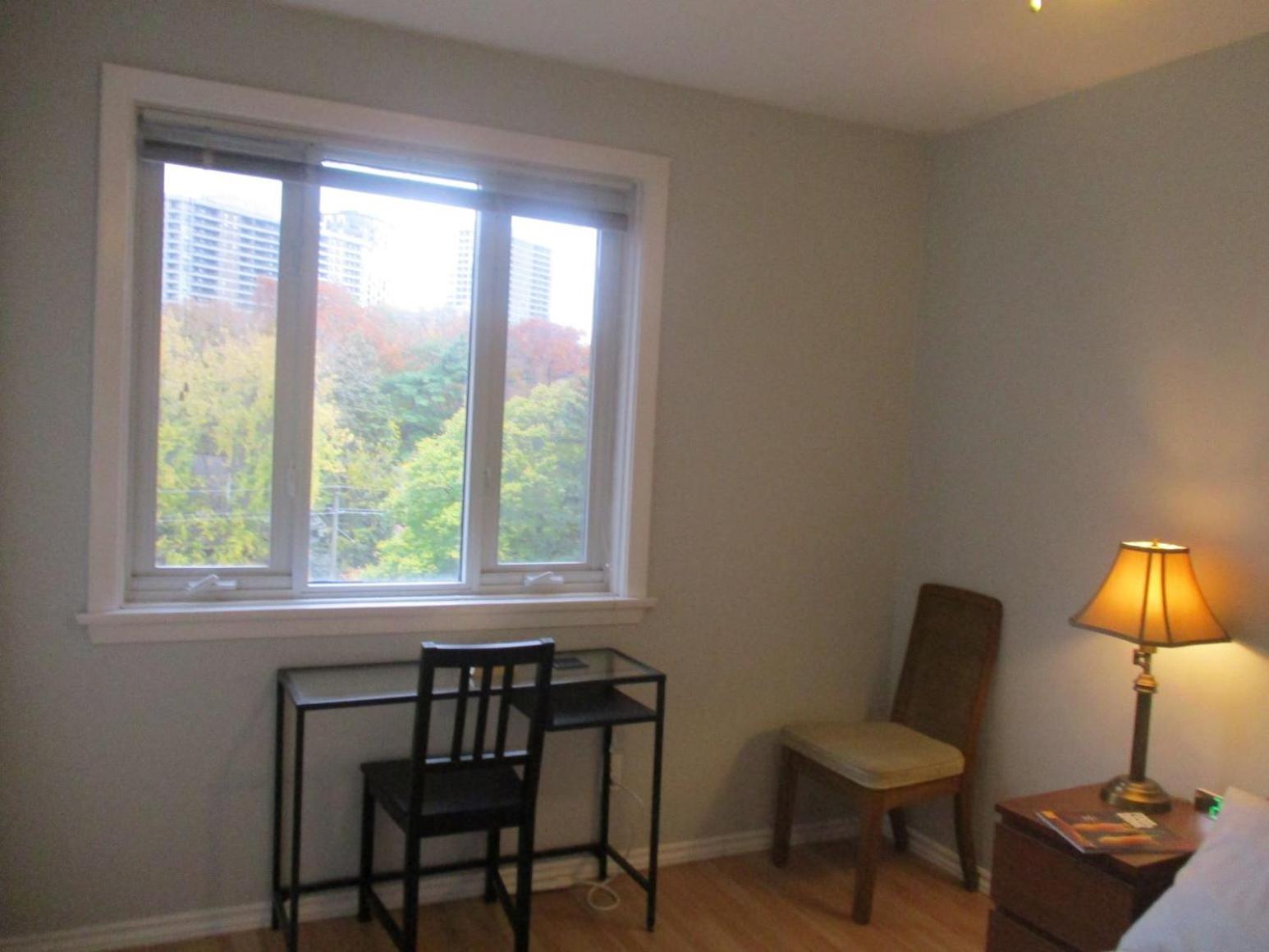 High Park Double room with exclusive Washroom Kitchen and living rooms