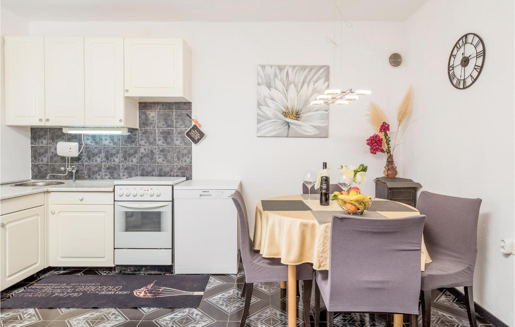 2 Bedroom Lovely Apartment In Potocnica
