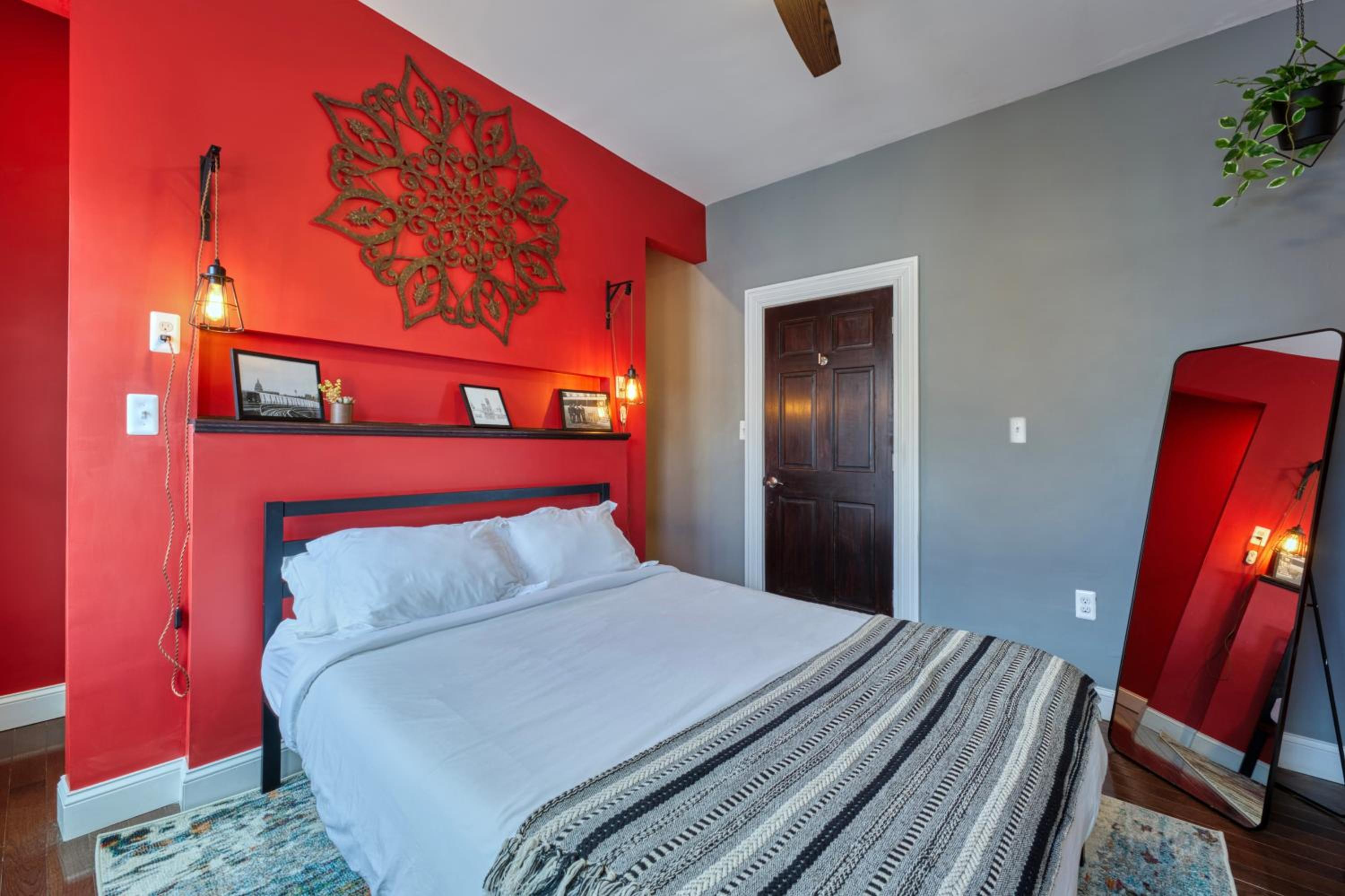 Spacious Capitol Hill 3 Bedroom Home with Free Parking view 4