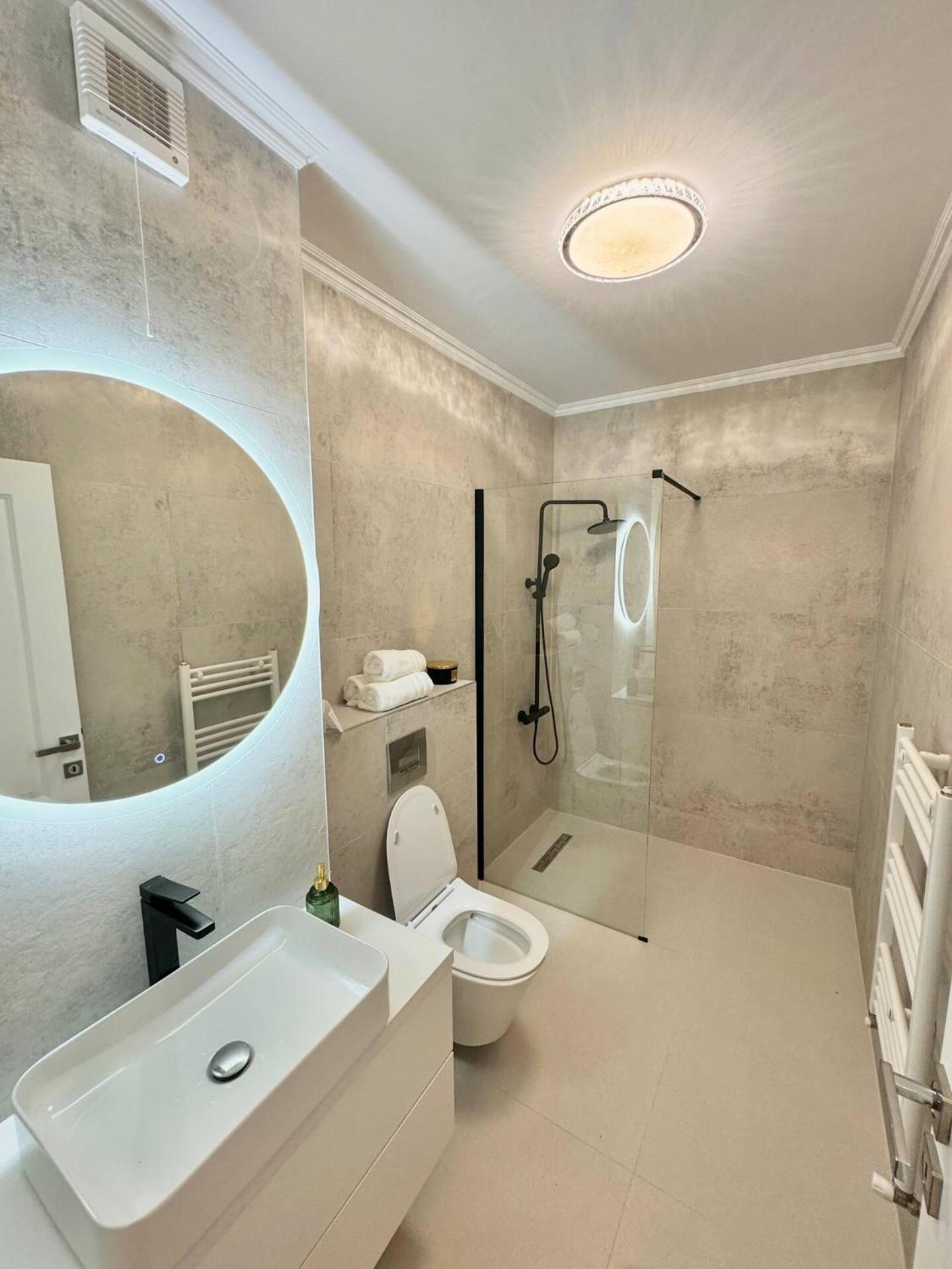 Lake View Luxury Apartament,Parking, kingsize bed view 4