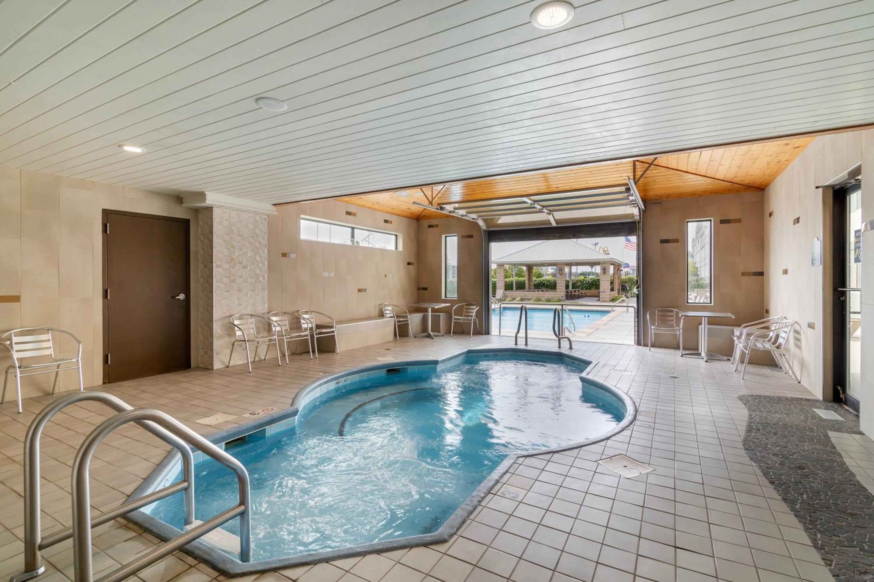 Bismarck Vacations - EverSpring Inn - Property Image 25