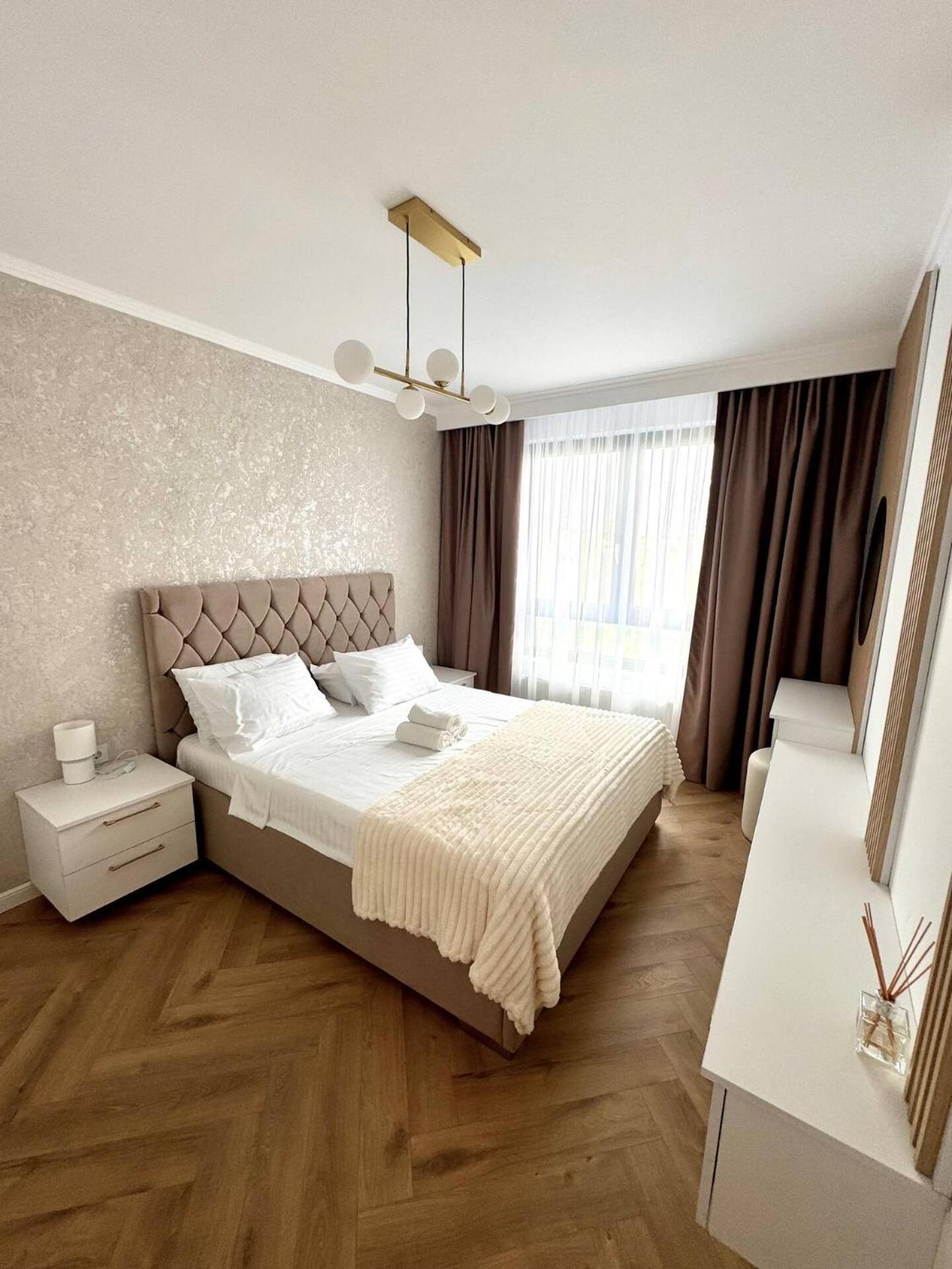 Lake View Luxury Apartament,Parking, kingsize bed view 2