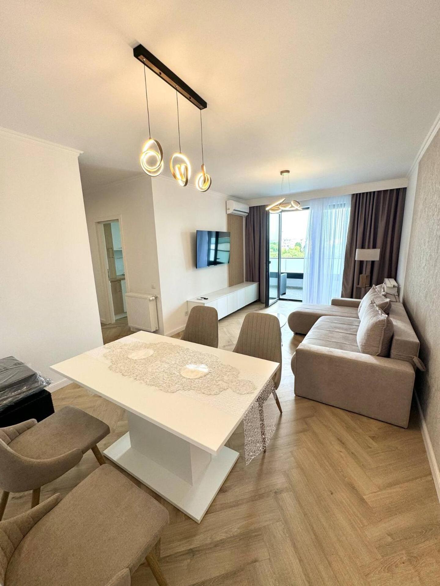 Lake View Luxury Apartament,Parking, kingsize bed view 3