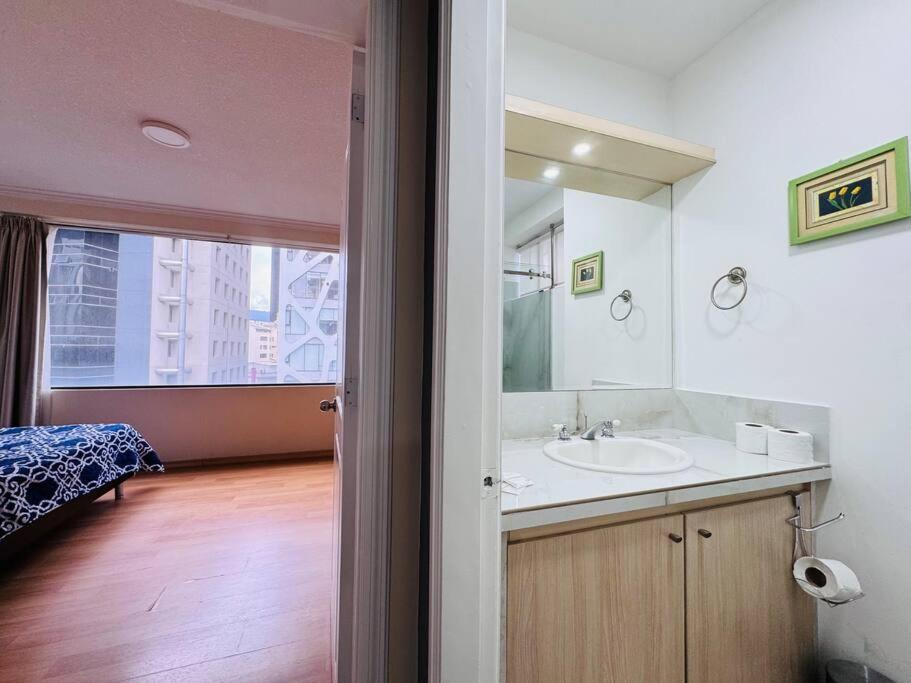 Departamento, con vista, para 2 personas, wifi, parqueadero gratis cubierto, full equipado, lavadora, secadora, cerca de el Parque La Carolina view 5