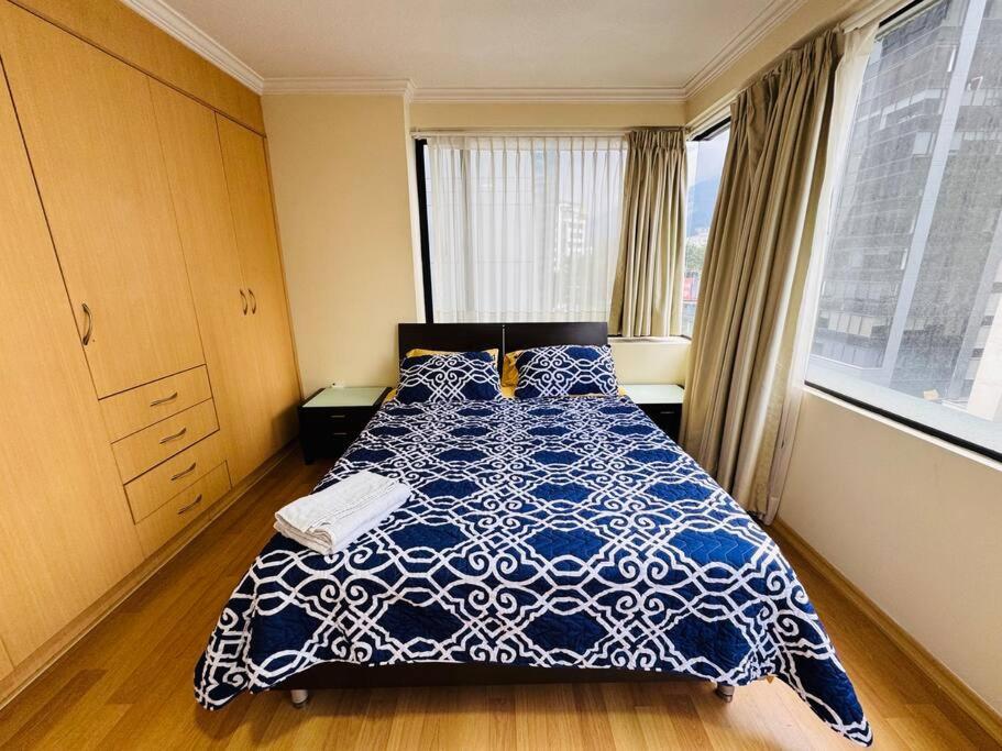 Departamento, con vista, para 2 personas, wifi, parqueadero gratis cubierto, full equipado, lavadora, secadora, cerca de el Parque La Carolina view 3