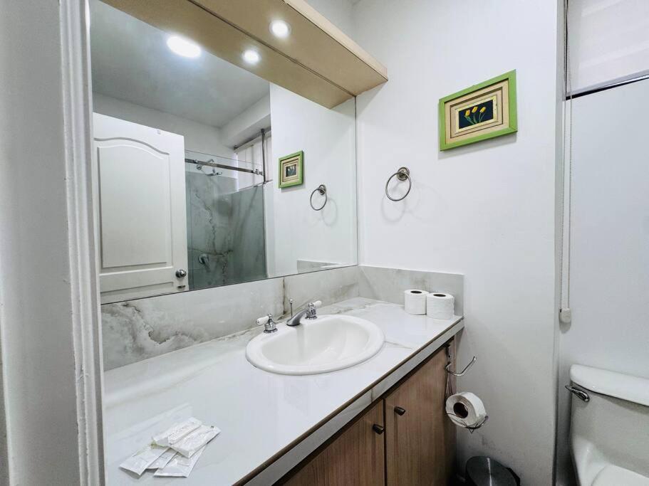 Departamento, con vista, para 2 personas, wifi, parqueadero gratis cubierto, full equipado, lavadora, secadora, cerca de el Parque La Carolina view 4