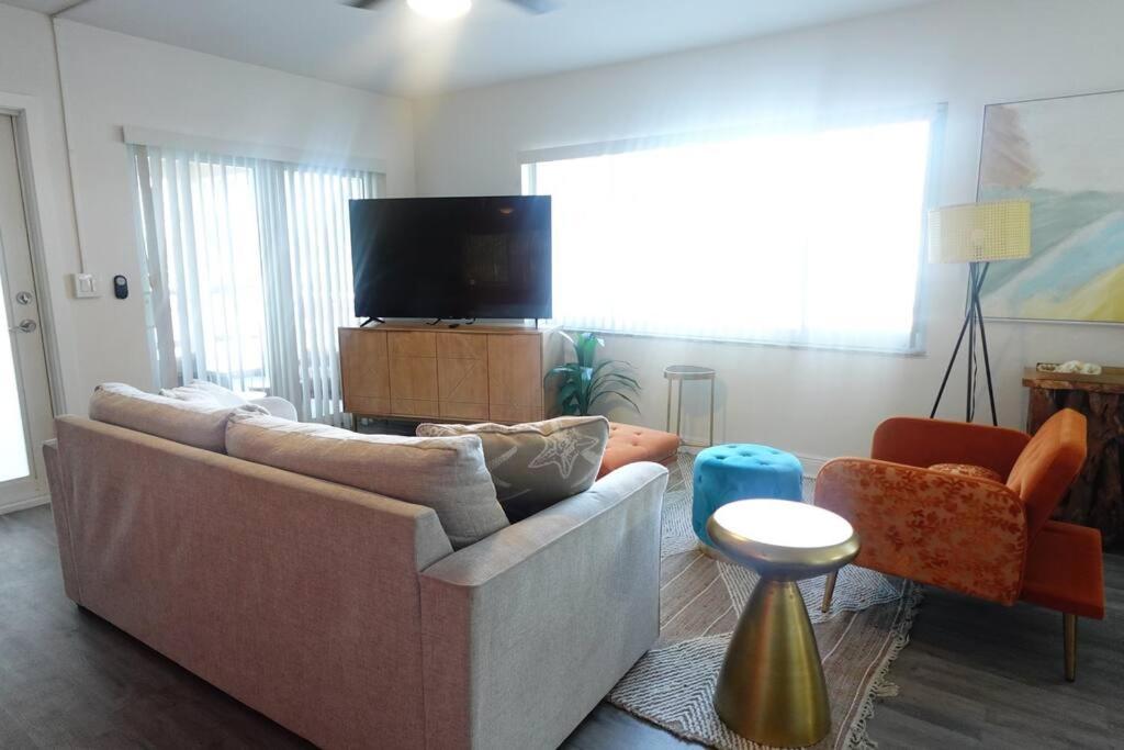 Vibrant Luxury Apartment! view 3