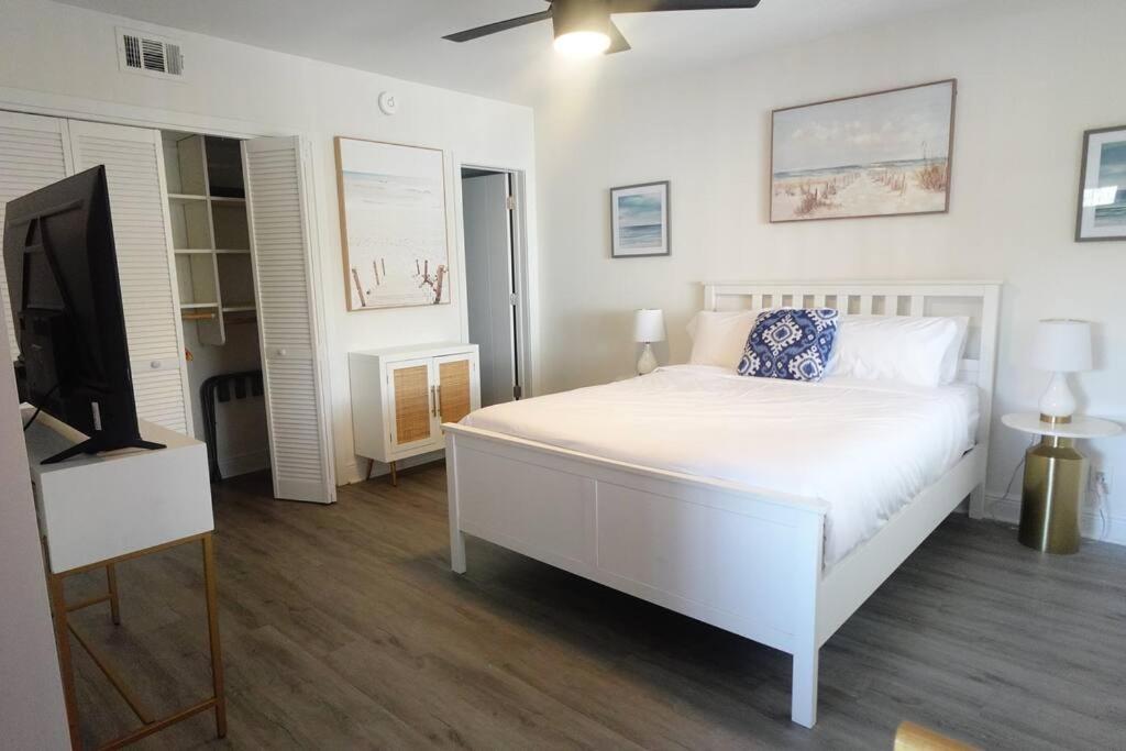 Vibrant Luxury Apartment! view 5