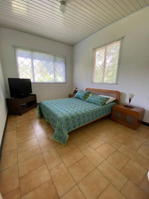 Villa con amplios jardine piscina,jacuzzy bbq y futbol