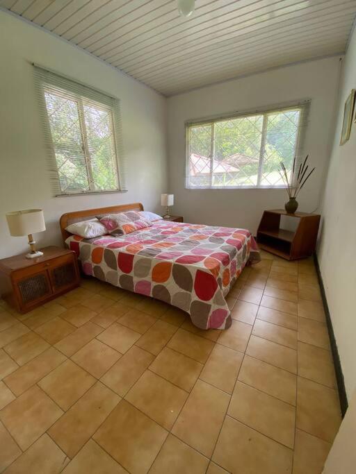 Villa con amplios jardine piscina,jacuzzy bbq y futbol