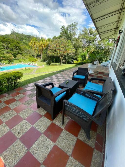 Villa con amplios jardine piscina,jacuzzy bbq y futbol