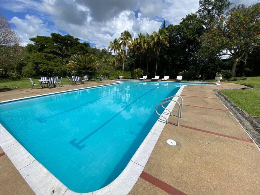 Villa con amplios jardine piscina,jacuzzy bbq y futbol