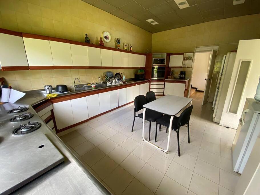 Villa con amplios jardine piscina,jacuzzy bbq y futbol