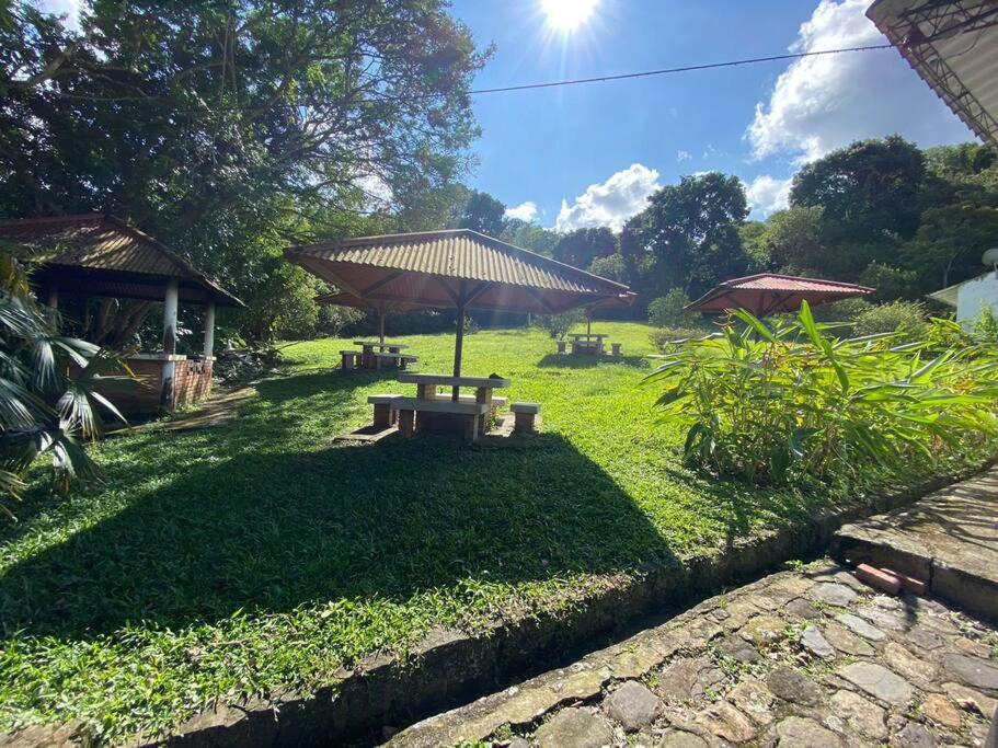 Villa con amplios jardine piscina,jacuzzy bbq y futbol