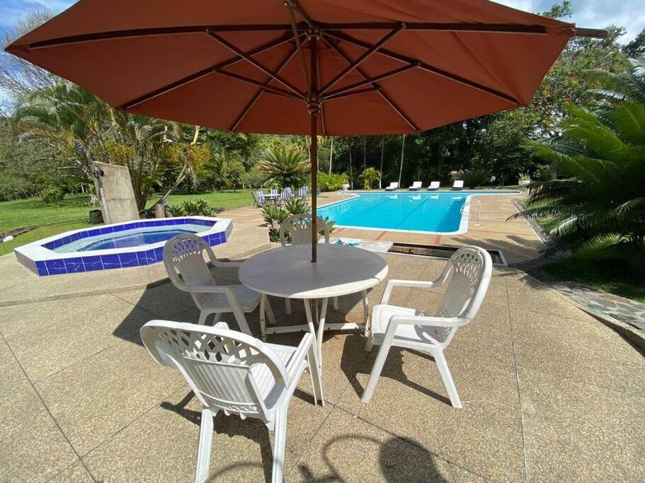 Villa con amplios jardine piscina,jacuzzy bbq y futbol