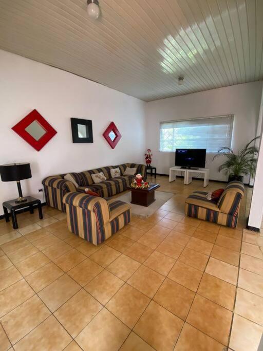 Villa con amplios jardine piscina,jacuzzy bbq y futbol