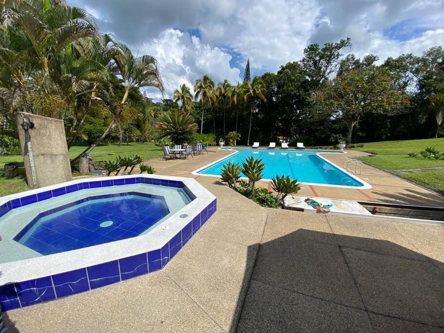 Villa con amplios jardine piscina,jacuzzy bbq y futbol