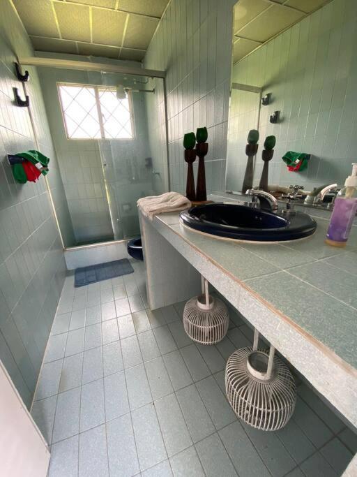 Villa con amplios jardine piscina,jacuzzy bbq y futbol