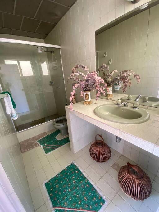 Villa con amplios jardine piscina,jacuzzy bbq y futbol